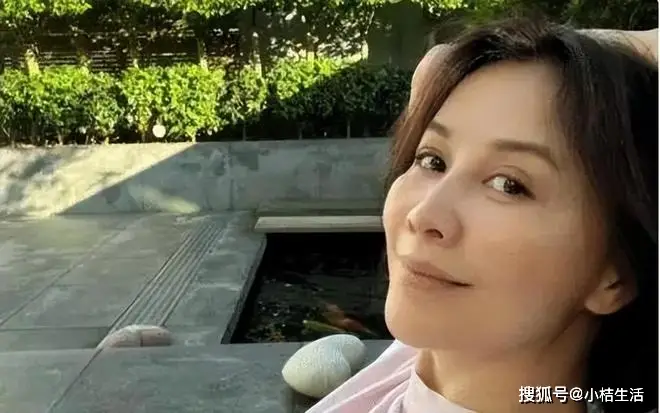 58岁刘嘉玲户外晨跑紧身裤_刘嘉玲健身达人保持身材秘诀_女明星紧身裤图片