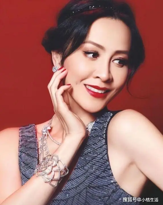 女明星紧身裤图片_刘嘉玲健身达人保持身材秘诀_58岁刘嘉玲户外晨跑紧身裤