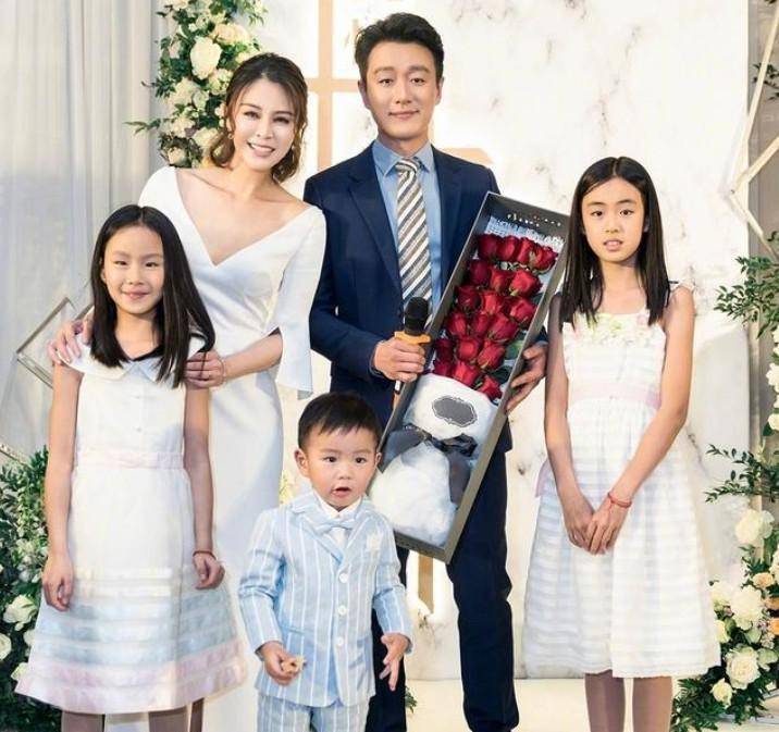 娱乐圈幸福婚姻案例_娱乐圈零绯闻明星_明星夫妻恩爱长久