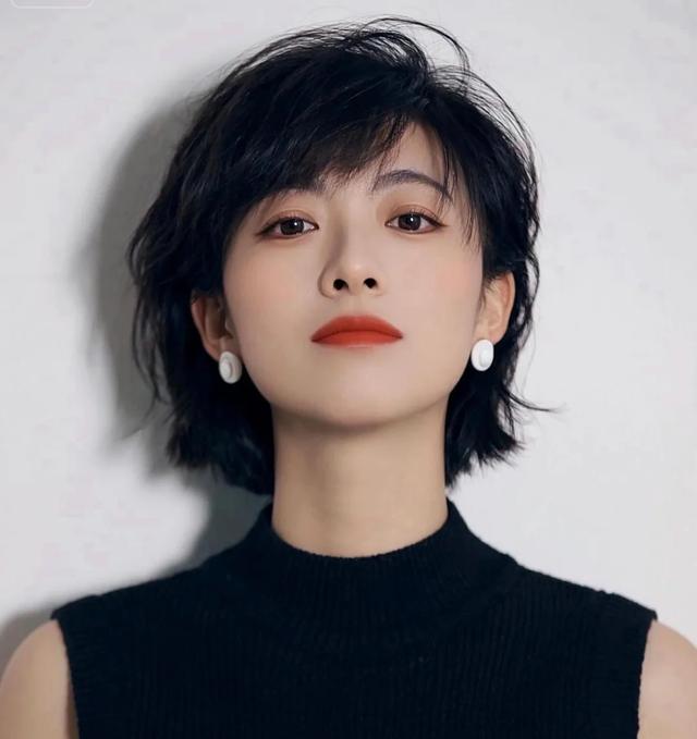 细软塌发质蓬松三厘米_2026赫本风狗啃刘海短发_女明星短发造型