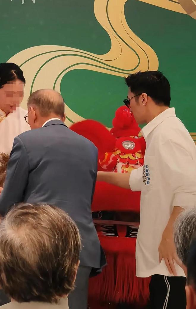 成龙谢霆锋英皇影城对比_英皇影城开业谢霆锋地位非凡_娱乐圈成龙的级别
