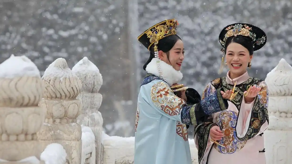 女明星雪景写真_巩俐雪景照_北京初雪明星照片